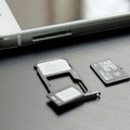 側面のSIMカードスロットにはnano SIMカードが2枚同時に挿さる仕様で、DSDSを実現する