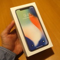 「iPhone X」の外箱。iPhone Xの画面が立体的に印刷されている