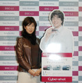 ぺ・ヨンジュンの写真と一緒に「はい、チーズ」。アテンダントのお姉さんが当選者を撮影してくれる