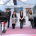 ステージに登場したミス慶応候補の3人。左から関舞子さん(経済学部1年)、細貝沙羅さん(総合政策学部4年)、本山華子さん(経済学部3年)