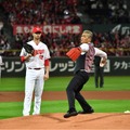 財前部長スタイルで始球式に登場した吉川晃司　(c)TBS