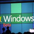 　今年も米ラスベガスにて開催される家電見本市「2009 International CES」。本日7日（現地時間）に行われたマイクロソフトの最高経営責任者（CEO）であるスティーブ・バルマー氏の基調講演にて、「Windows 7」ベータ版のリリースが発表された。