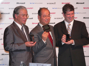 　ウィルコムは20日、マイクロソフトのPDA向けOS最新版「Windows Mobile 5.0 日本語版」を採用した、シャープ製の新世代モバイルコミュニケーション端末「W-ZERO3」を、12月上旬に発売すると発表した。