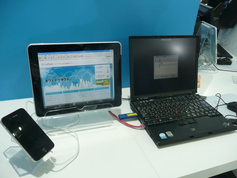 ホワイトクラウド デスクトップサービスの展示ブース。ノートPCやiPhone／iPadといった端末を採用し、シンクライアント型のクラウドサービスを活用する