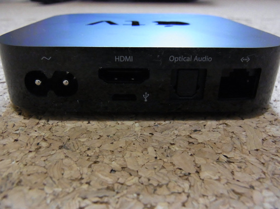 本体背面のインターフェース。左から電源、HDMI、USB、光デジタルオーディオ、LAN