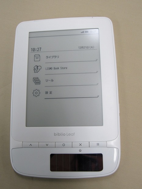biblio Leaf、正面から。付属のスタイラスペンか、下の5つのボタンで操作。下部にはソーラーパネルも搭載している