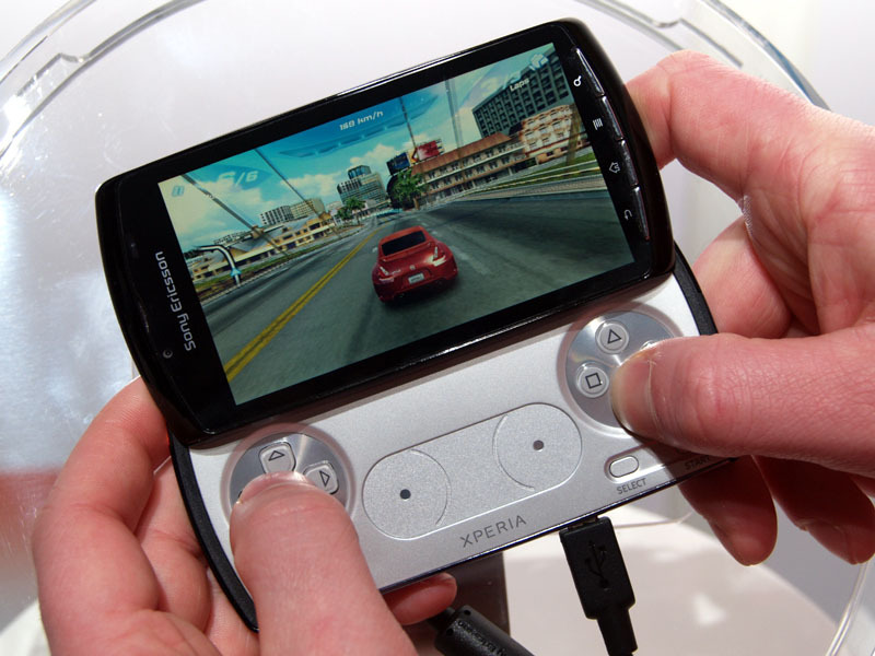 スライド部を開くと、PSP goにも似たゲーム用コントローラーが登場