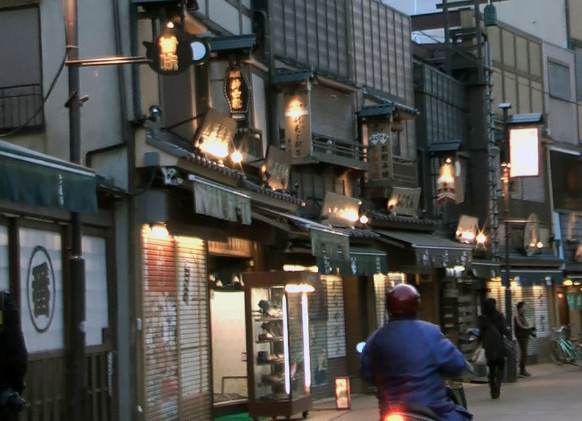 【浅草】歴史ある浅草公会堂や有名な天ぷら店「大黒屋」もある情緒豊かな通りです