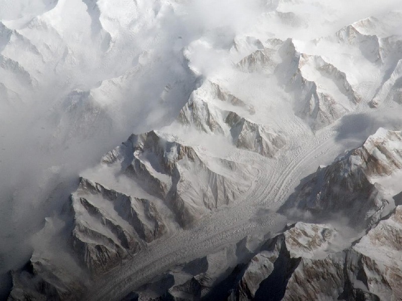 中央アジアを2,500kmにわたってまたがる天山山脈（c）NASA