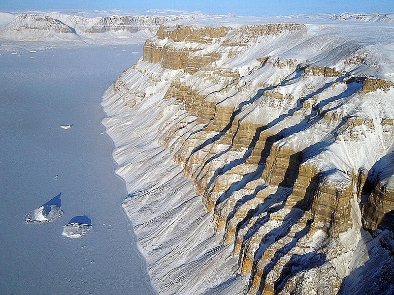 グリーンランド北西に位置する渓谷（c）NASA
