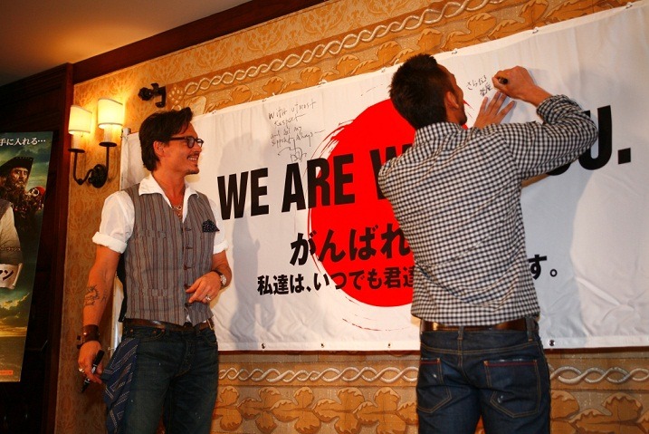 中田氏の提案で横断幕にメッセージを書き込む