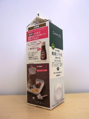 チョコレートシロップの広告を掲載したPB商品の牛乳パック