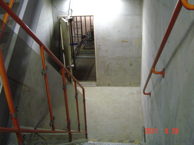 現状の海水熱交換器建屋内の被水状況（3号機海水熱交換器建屋1階～地下1階への階段通路）
