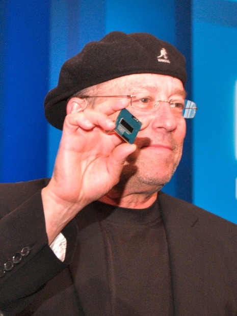 2013年の投入を予定している「Haswell」の試作品を見せるEden氏。従来のチップセットの機能がほぼCPUに統合されており、ダイサイズがかなり大型になっていることがわかる