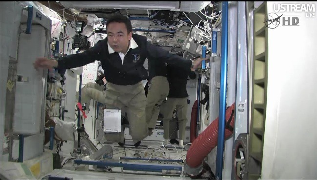 ISSで作業をする古川聡宇宙飛行士