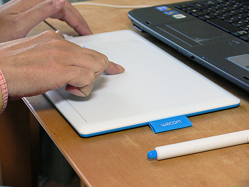 専用ペンだけでなく、指で直接タッチして使用することもできる。4フィンガーまでのマルチタッチをサポートし、ジェスチャーにも対応する。