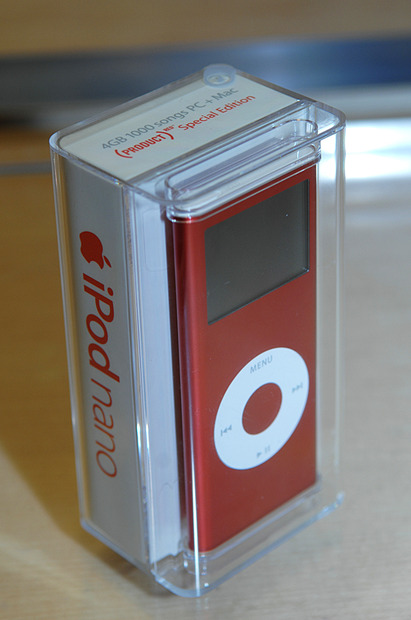 iPod nano （PRODUCT） RED Special Editionのケースには、赤い文字で「（PRODUCT） RED Special Edition」と印字されている