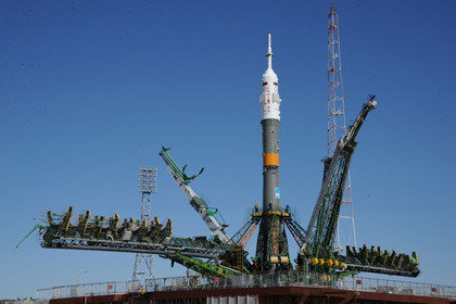 射点に到着したソユーズロケット