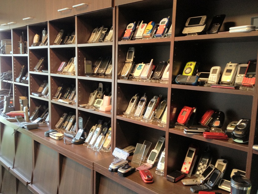 筆者の携帯コレクション。専用の棚には約200台が並んでいる。別室の倉庫には1500台がある。