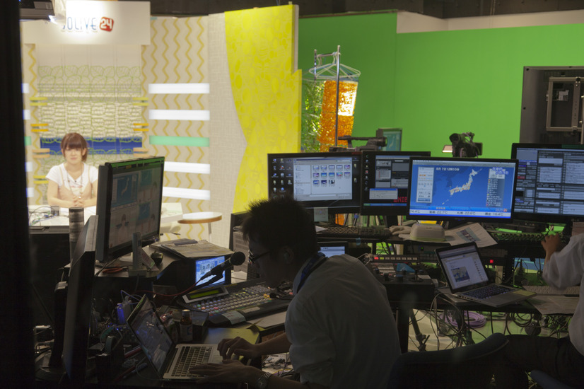 スタジオではつねにキャスターや気象予報士が待機しているため、災害時には迅速な情報提供が可能。