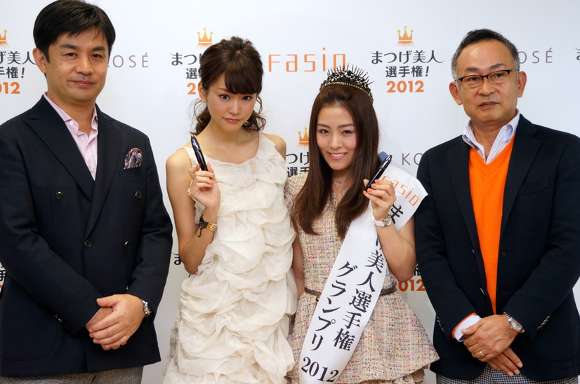 写真左から、審査委員をつとめたKOSE北川部長、桐谷さん、グランプリ受賞の松浦さん、KOSE外尾部長