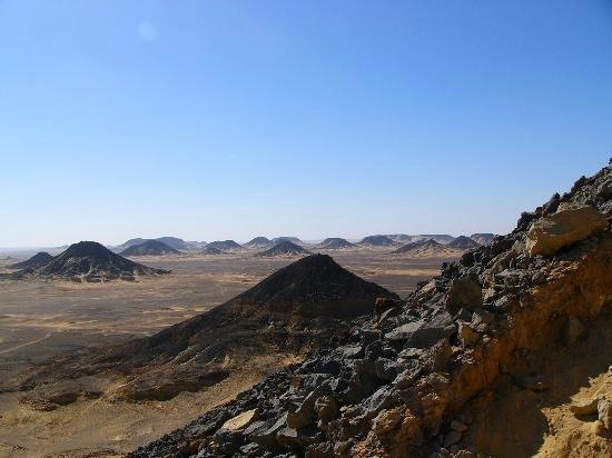ワイルドな景観が広がる黒砂漠……サハラ砂漠（黒砂漠） / エジプト