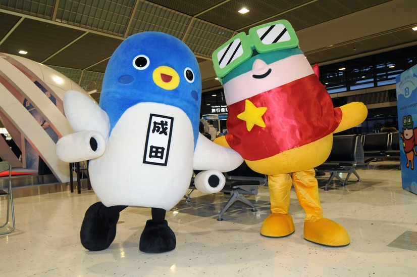 成田市のご当地キャラ「うなりくん」（左）、成田空港のマスコット「くーたん」（右）