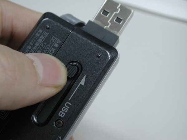 USB端子が底部に隠れている。背面のつまみをスライドさせると現れる