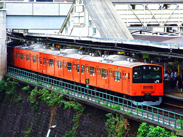 オレンジ色の電車として親しまれた中央線201系
