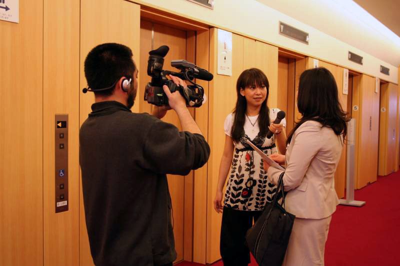 自社ブログ内にてリアルタイム中継を行うとのことで、テレビカメラクルーとレポーターが観客にインタビューを行っていた