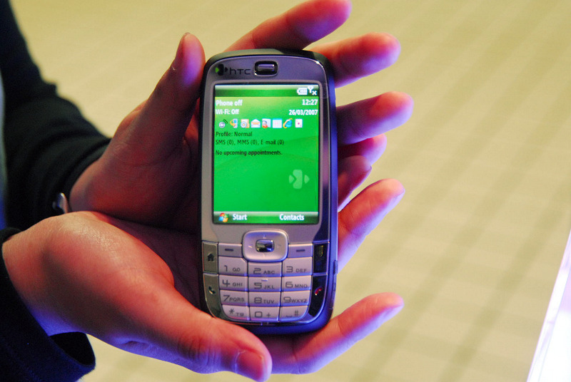 　HTCという携帯電話メーカーをご存じだろうか。同社はWindows Mobileを搭載したスマートフォンのメーカーとして、日本市場に参入した。そのHTCの日本法人HTC Nipponが、新宿駅西口のQ’s Cafe内に「HTC モバイルインターネット Cafe」（HTC Cafe）を開設している。