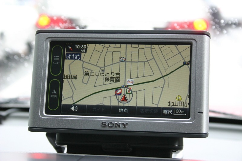 動き出すと自車マークの矢印が表示される。GPSアンテナのみ（加速度センサは内蔵）の制御と思えないルート追従だった
