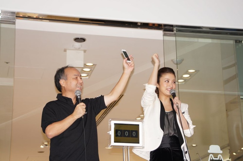 ソフトバンク孫社長と上戸彩（2012年9月、iPhone 5発売）