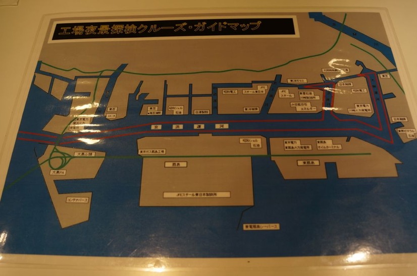 船は、横浜・大さん橋を出航後、大黒PA付近を通過、首都高湾岸線からみえる京浜運河沿いの工場地帯を巡る