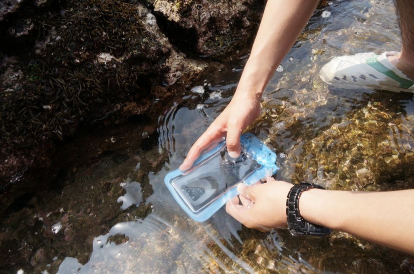 スマホ防水ケース（200-PDA117BL）、う～ん。水中では操作ができない