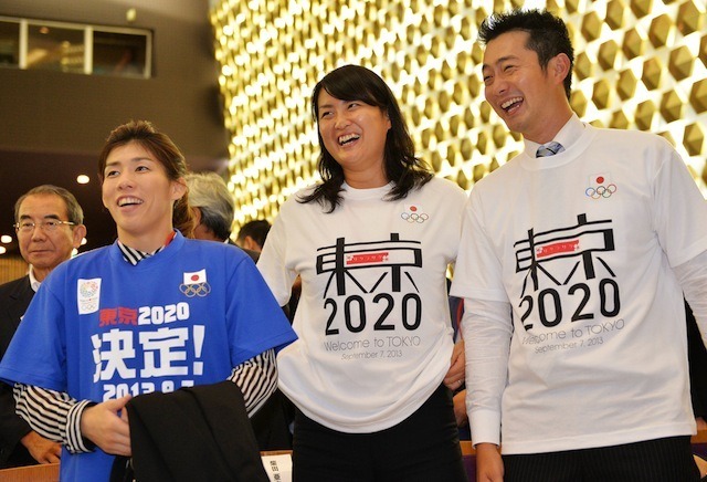 東京開催決定を喜ぶレスリングの吉田選手（向かって左端）　(C) Getty Images