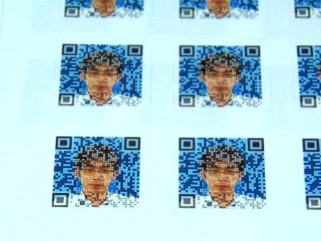 顔写真が印刷されたユニークなQRコード「顔ロゴQ」のサンプル例。これを名刺に張ってイメージアップ!?