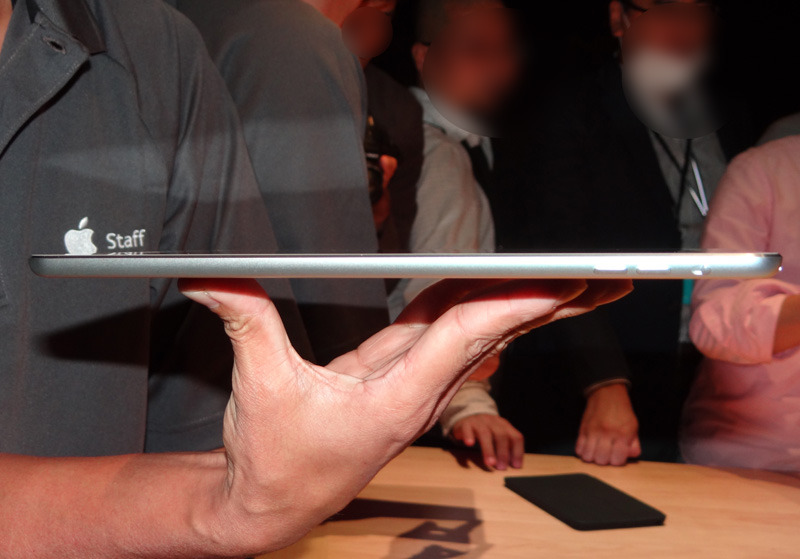 iPad Airを横から見たところ。薄さは7.5mm