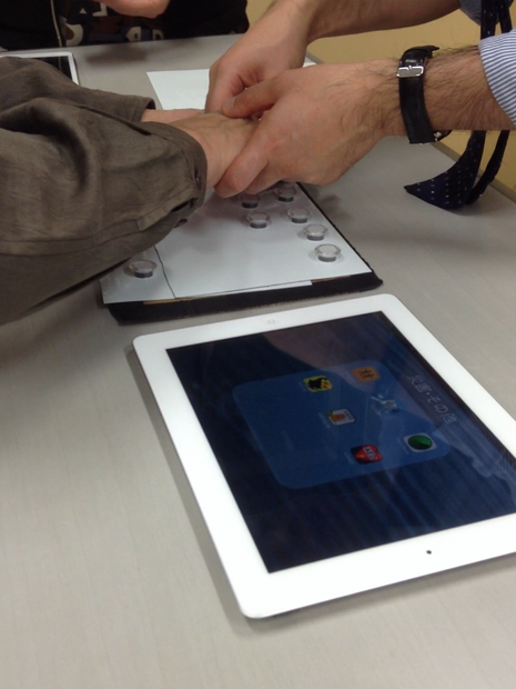 視覚障害者にiPadのイメージを伝えるために手作りのiPad原寸マグネットボードを使用した