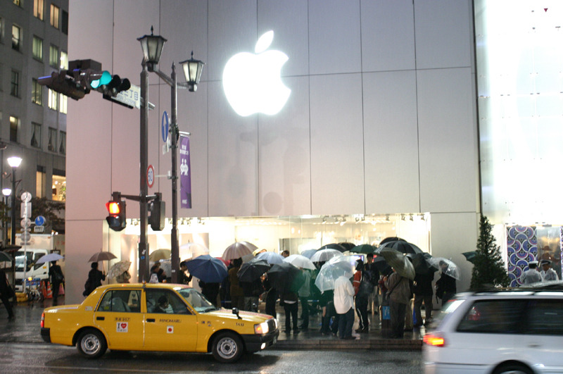雨の中、アップル銀座店に300人の長蛇の列