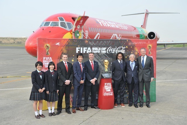 FIFA ワールドカップ トロフィーが日本到着