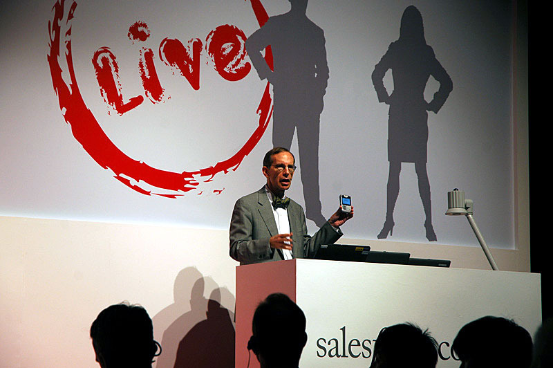Salesforceのカンファレンスの基調講演で自分のBlackBerryを取り出して見せるロバート・アラン・フェルドマン氏
