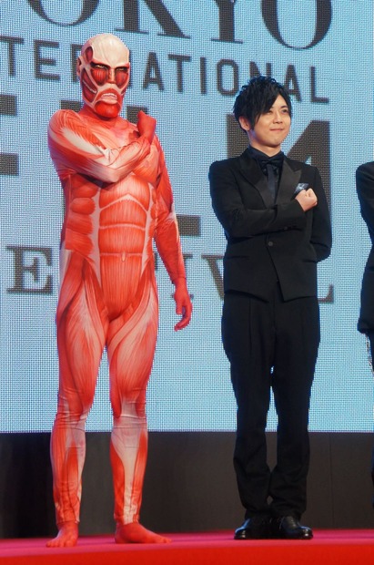 「第27回東京国際映画祭」声優の梶裕貴とともに登場した「巨人くん」