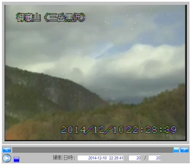 9月に噴火した御嶽山を監視する火山カメラの画像。時刻は22:28だが昼間のように撮影されている。