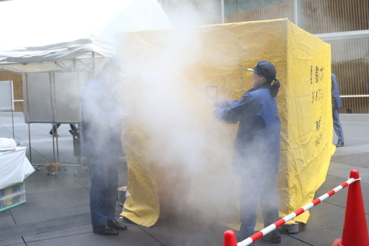 地上広場Cにある東京消防庁の煙体験ハウス。煙の怖さを安全に体験できる《撮影：編集部》