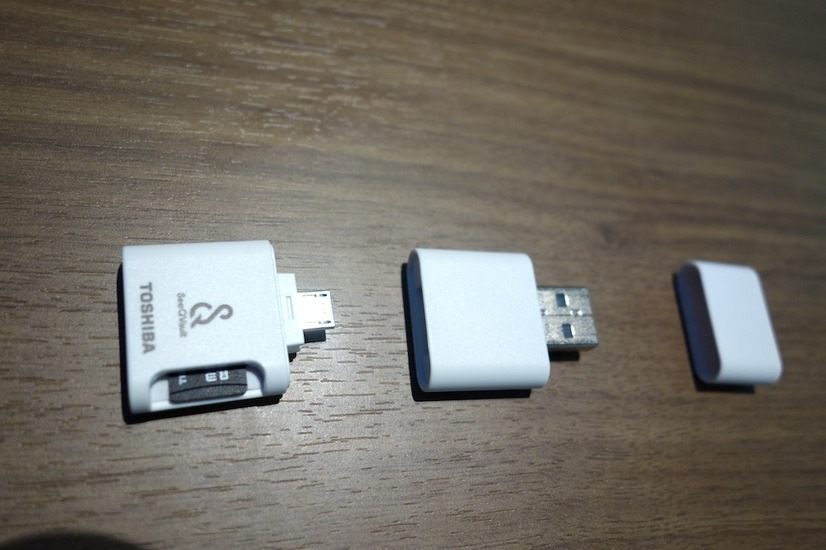 USBとmicroUSB端子を装備し、どちらの端子をもった端末にも対応可能