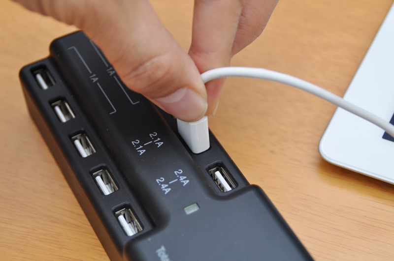 USBコネクターはしっかりとケーブルが固定できる