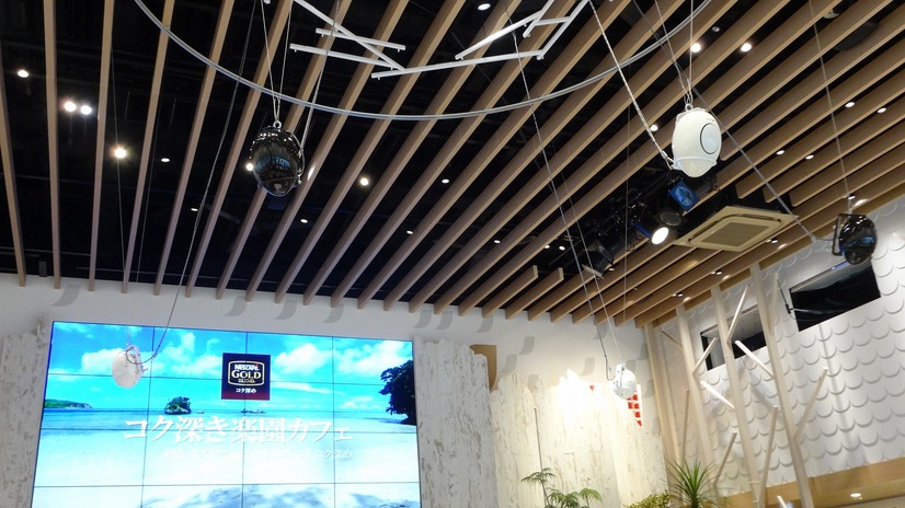 店内には天井や壁際に卵型のスピーカーが40個設置され、立体的な音場を演出