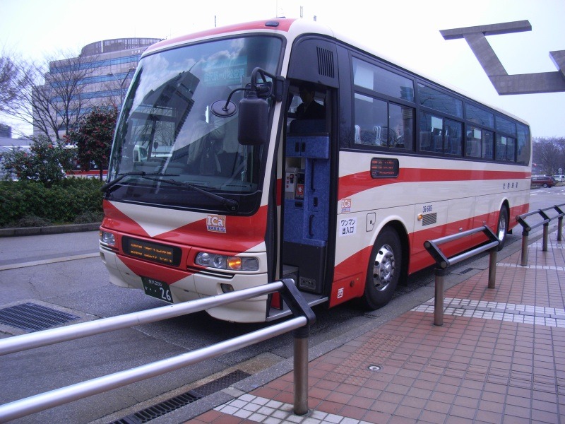 空港から金沢駅まではバスで移動