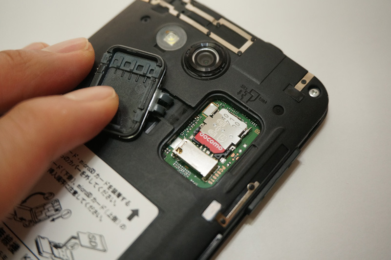 パネルを開けるとSIMカードスロット、microSDカードスロットがある